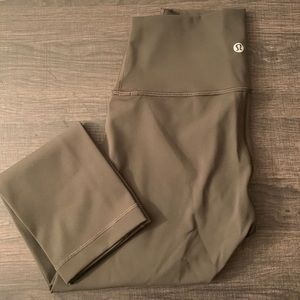 Cropped Lululemon Wunder Under leggings. Olive green Size 4
